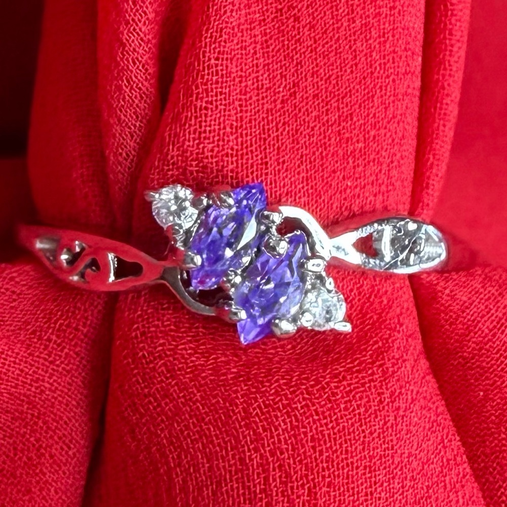 925 Sterling ring with purple and white stones size 8